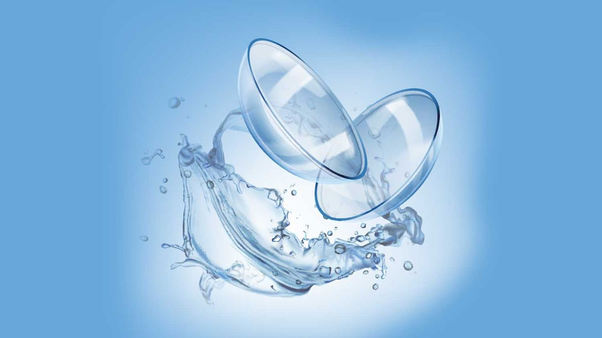 Vektorillustration realistischer Kontaktlinsen für Augen im Spritzwasser.