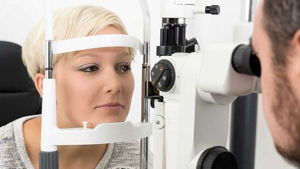 Junge blonde Frau beim Augenarzt