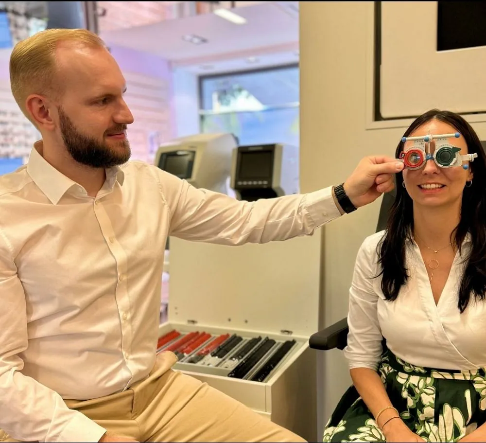 Kunin macht einen Seetest bei einem männlichem Optiker