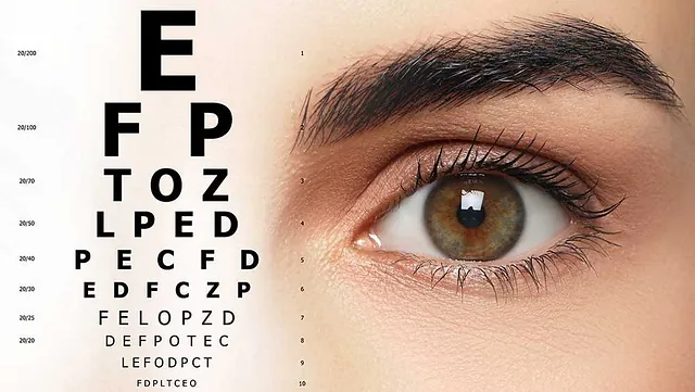 Sehtest. Frau und Sehtafel auf weißem Hintergrund