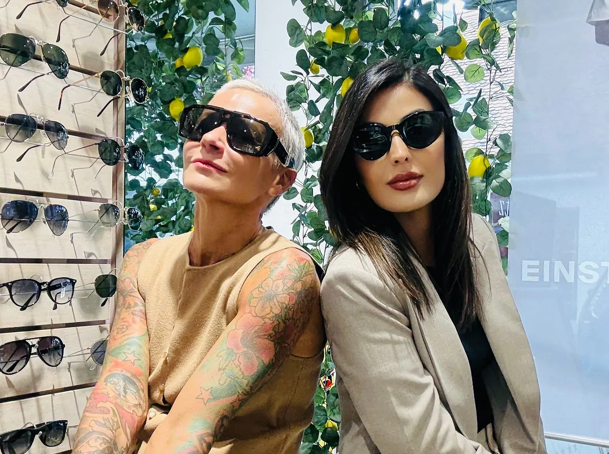 Brillenkollektion für Herren. Brillenverkaufsbanner. Ausverkaufsangebot für Optikgeschäfte. Trendige Brille mit Kunststoff- und Metallrahmen auf Steinen auf beigem Hintergrund